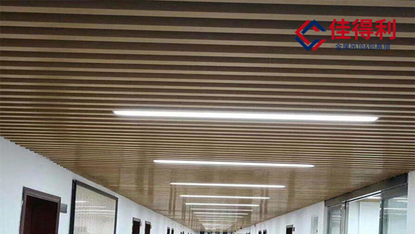 過道吊頂天花使用鋁方通吊頂施工安裝工期縮短10%時(shí)間的方法
